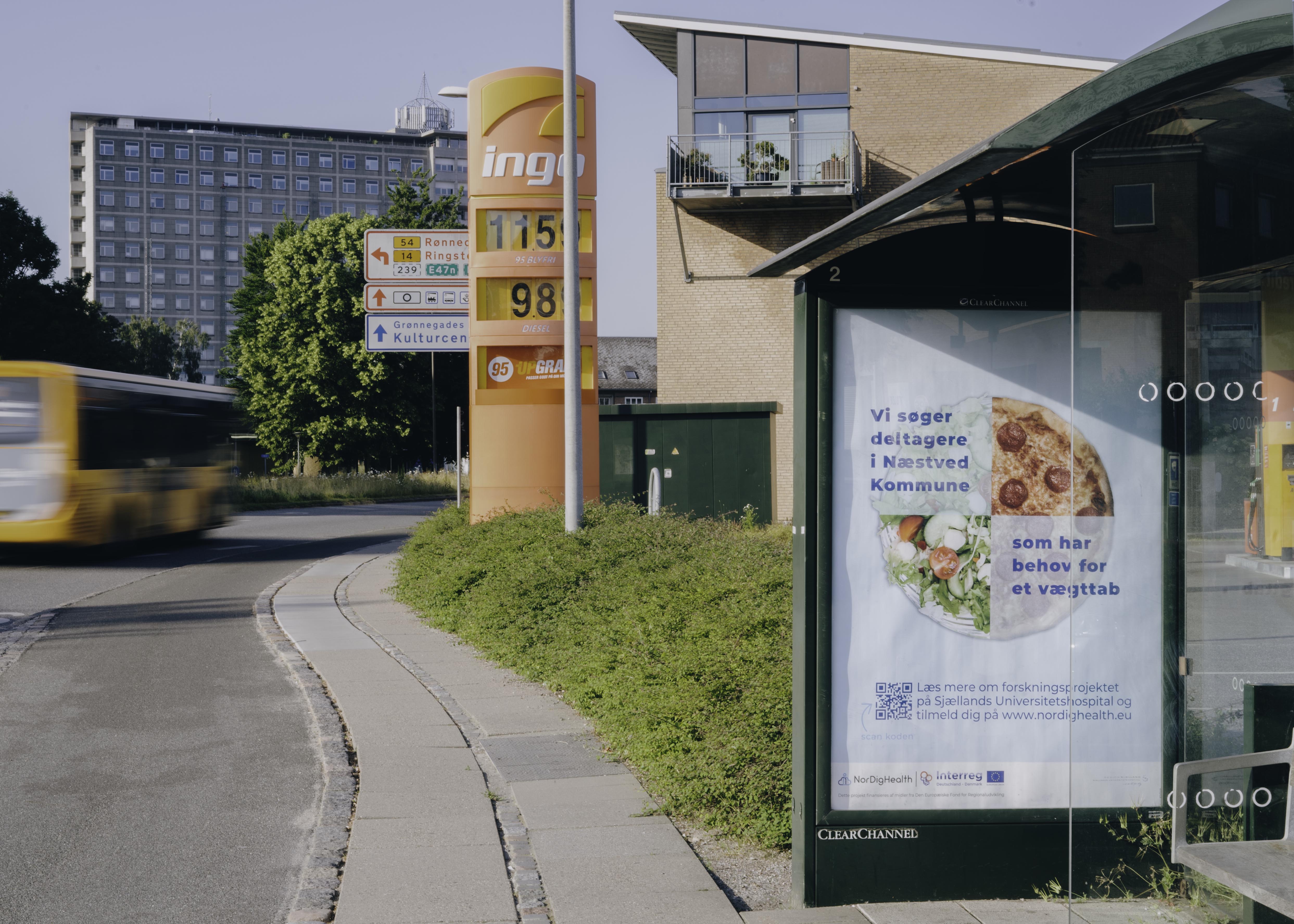 Bürger:innen im dänischen Næstved wurden mit Plakaten in Buswartehäuschen zur Teilnahme an einer Ge-sundheitsstudie aufgefordert. (Foto: Kathrine Thude)