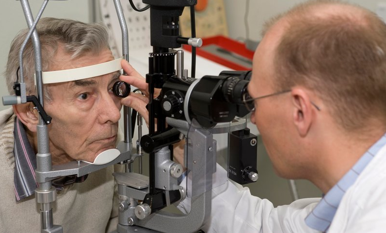 Ein Patient wird für die Augenkrankheit AMD untersucht.